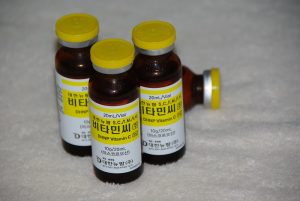 超高濃度ビタミンC点滴用の純度の高いアスコルビン酸のバイアルです。茶色いバイアルに黄色い蓋、白地に黄帯のラベルが張ってあります。