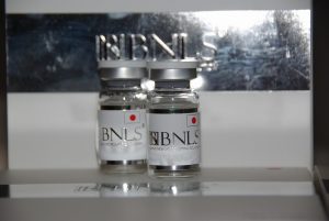 BNLS小顔注射のバイアルの写真です。10mlの透明なバイアルに透明なBNLSの薬剤が入ってます。ラベルは白地に銀色の文字でBNLSと書かれてます。日本仕様なので日の丸が描かれてます。