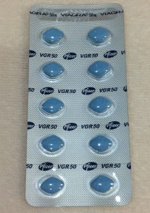 バイアグラ錠10錠1シートの画像です。青いひし形の錠剤でシートにはファイザーと書かれてます。